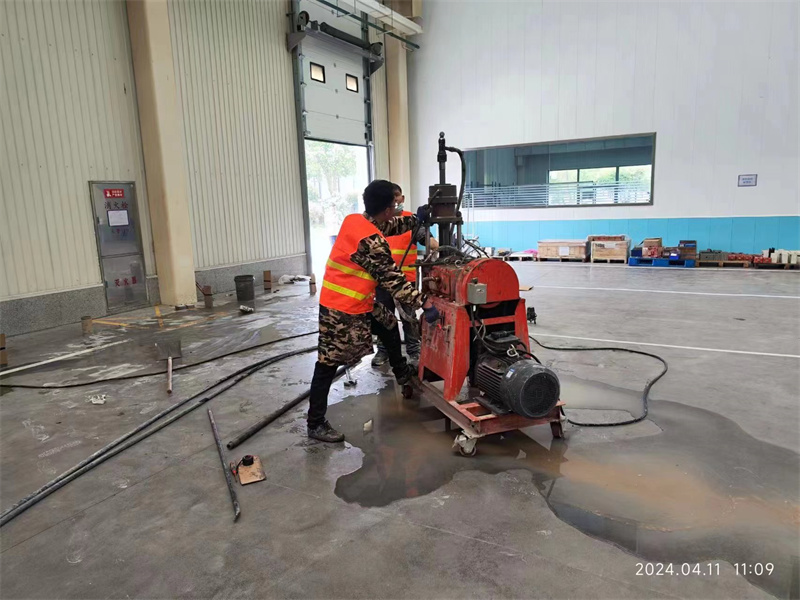 巴里坤厂房地面下沉塌陷注浆加固施工